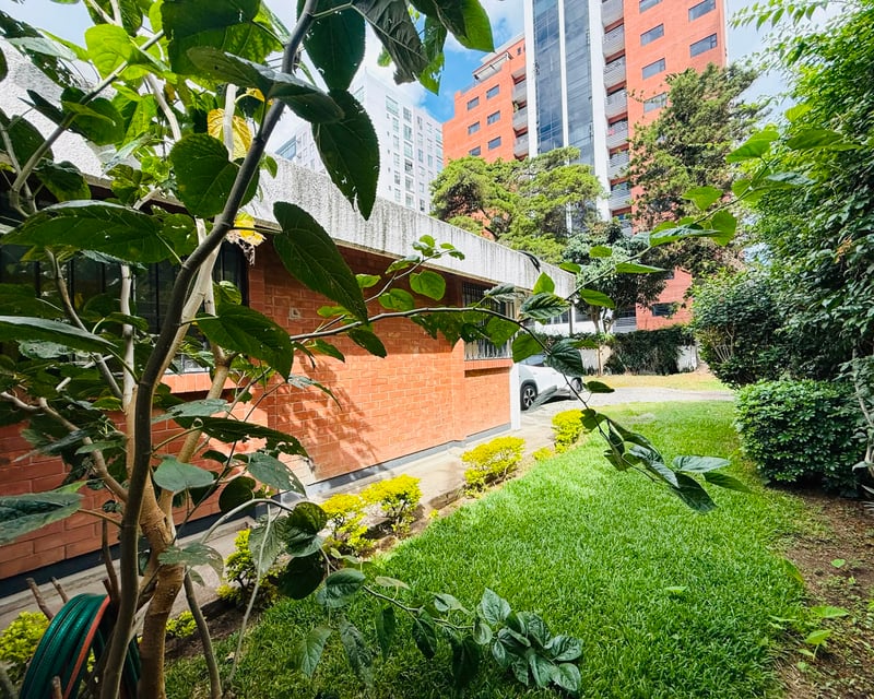 ALQUILER DE AMPLIA CASA IDEAL PARA COMERCIO U OFICINAS - ZONA 10