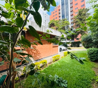 ALQUILER DE AMPLIA CASA IDEAL PARA COMERCIO U OFICINAS - ZONA 10