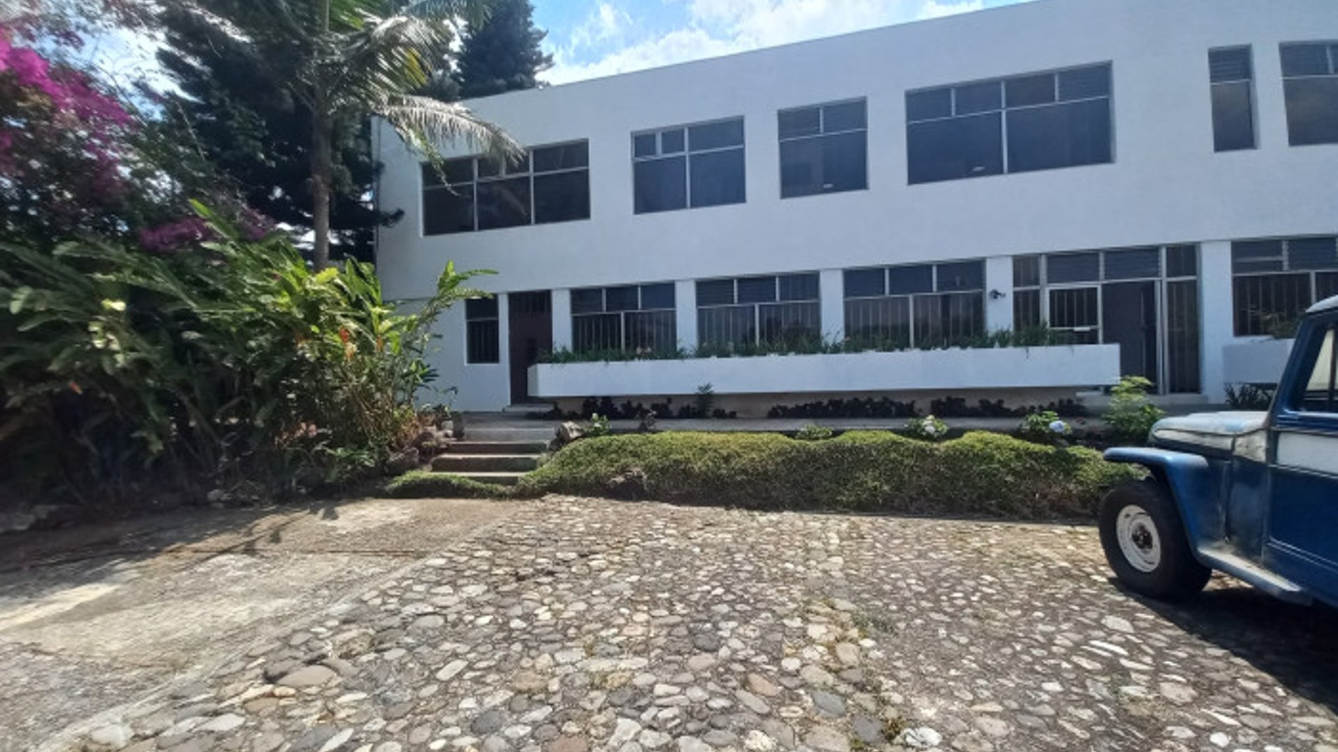 Casa Comercial 942Mts + 15 parqueos km 8 CES