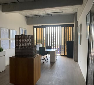 VENTA DE CÉNTRICA Y MODERNA OFICINA - GRANAT, ZONA 04