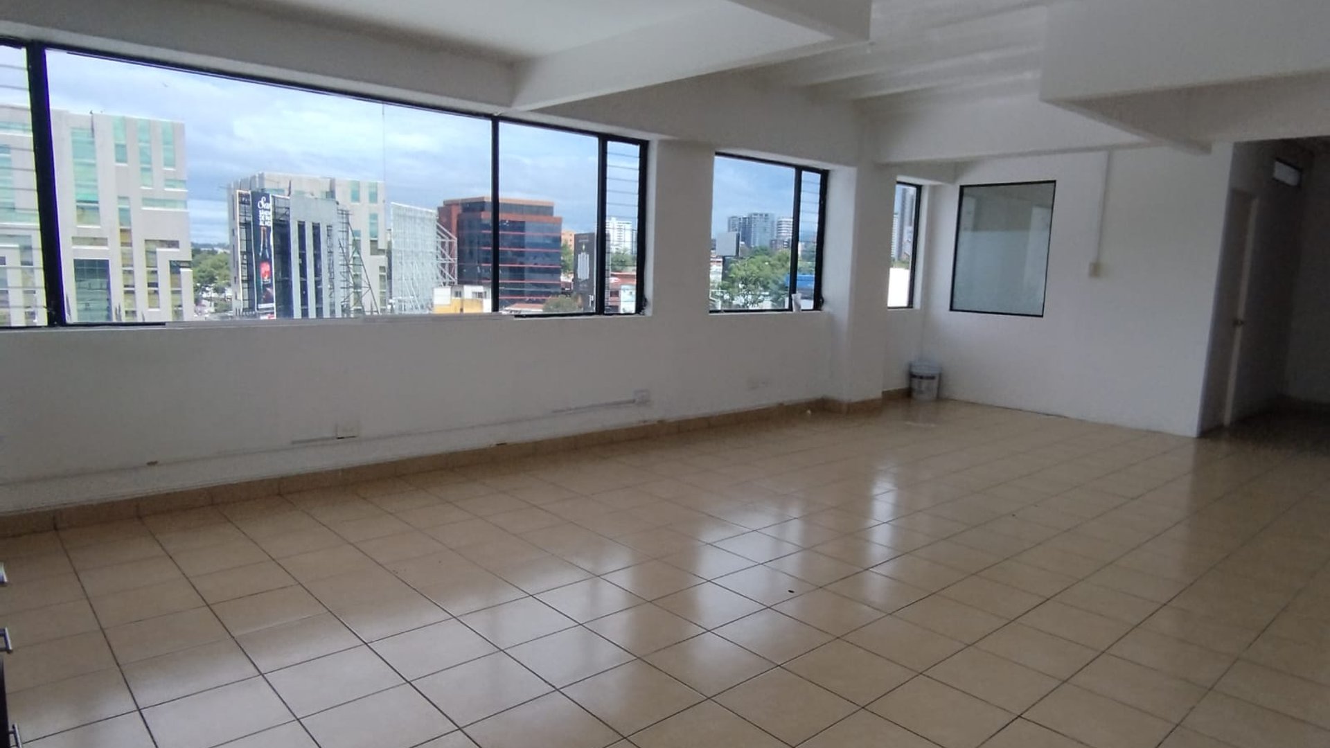 VENTA DE OFICINA EN PLAZA BURÓ | 20 CALLE, ZONA 10