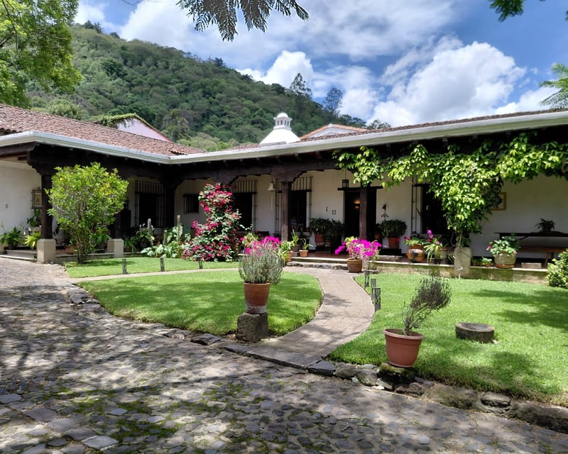 AMPLIA PROPIEDAD CON RESIDENCIA, JARDIN Y AREA DE BOSQUE EN ANTIGUA