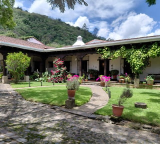  AMPLIA PROPIEDAD CON RESIDENCIA, JARDIN Y AREA DE BOSQUE EN ANTIGUA