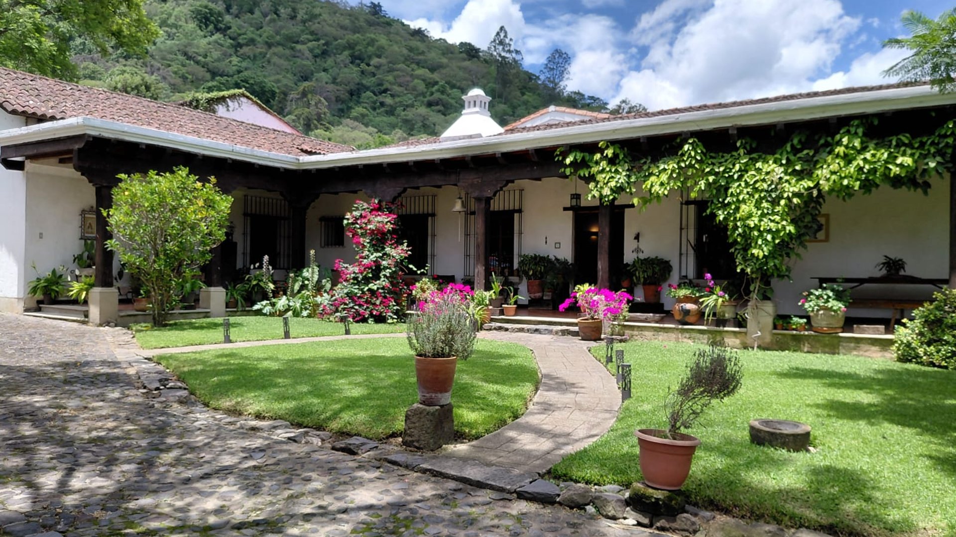  AMPLIA PROPIEDAD CON RESIDENCIA, JARDIN Y AREA DE BOSQUE EN ANTIGUA