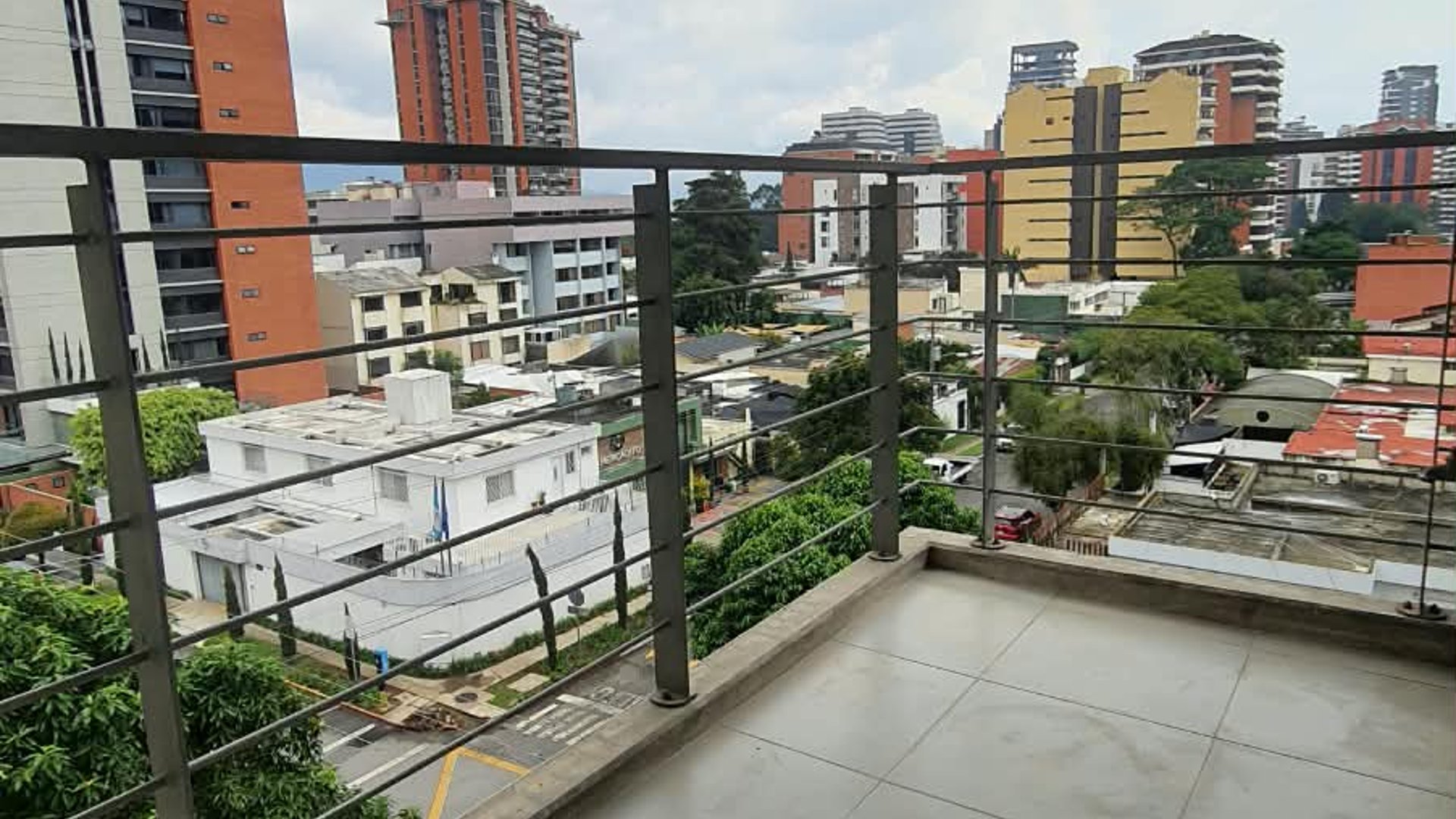 APARTAMENTO EN ALQUILER ZONA 14  CERCANO AVENIDA LAS AMERICAS - Miniatura 2