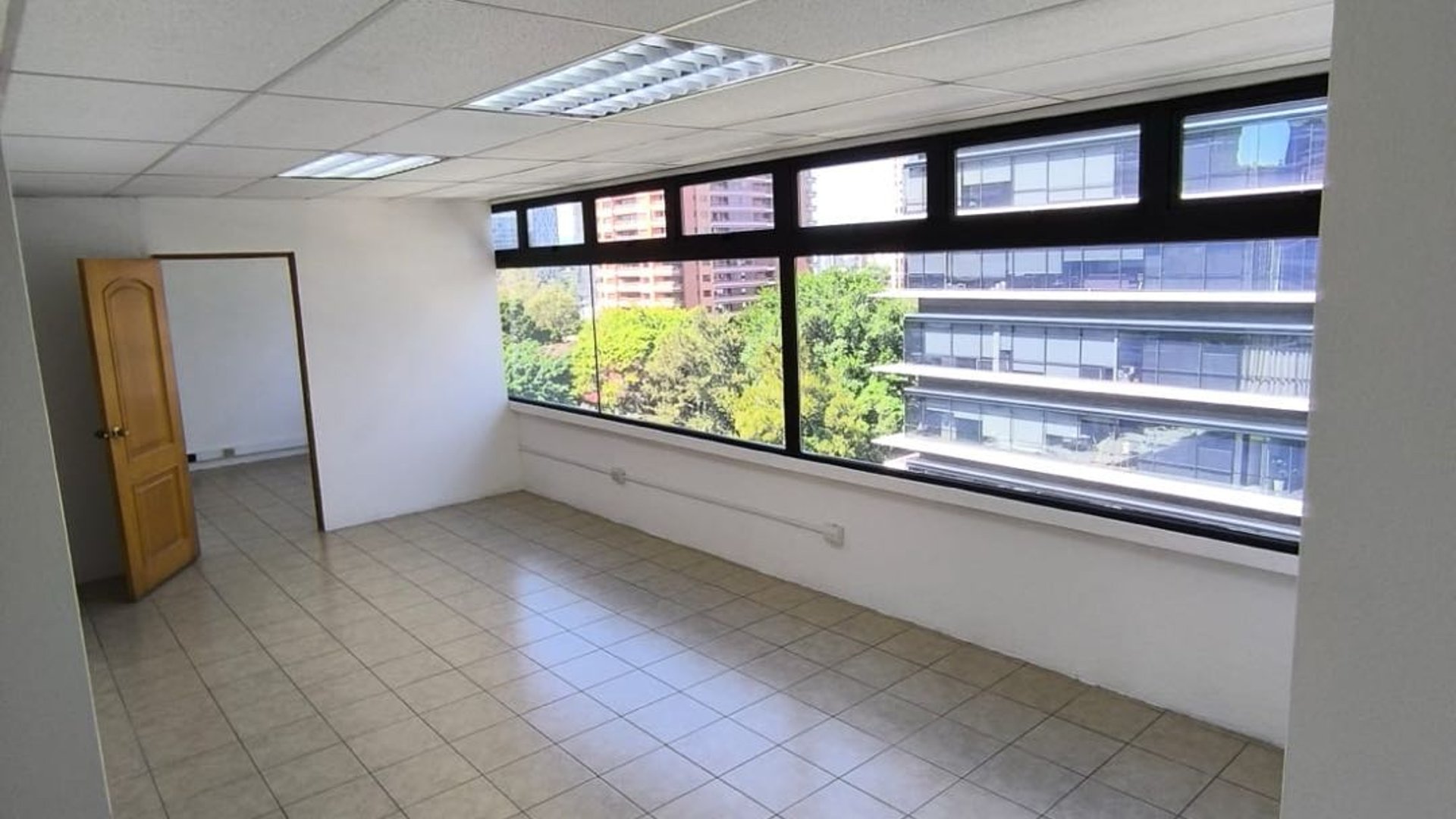 Oficina en renta z 10 frente a Design Center y frente a Oakland Mall