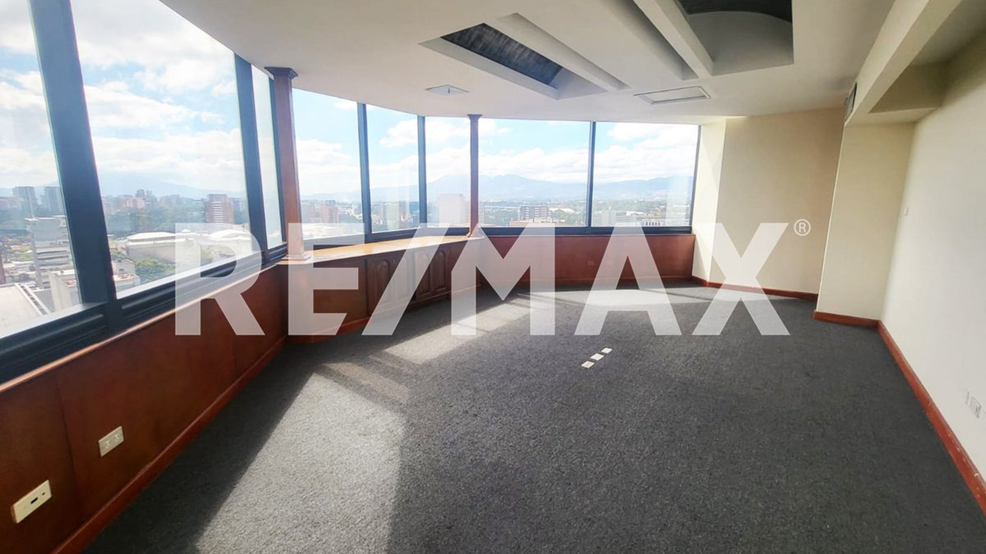 Oficina Penthouse Renta | Zona 10 | Murano Center