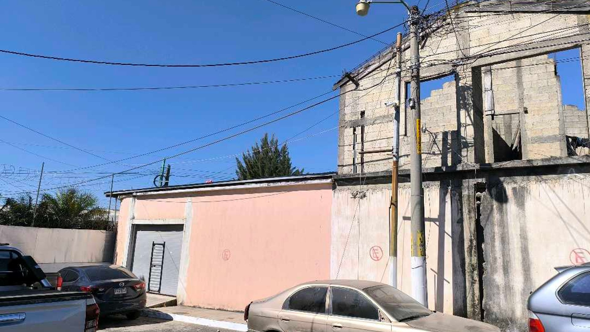 Vendo en Residenciales Catalina, Amplia propiedad con con 4 Locales - Miniatura 2