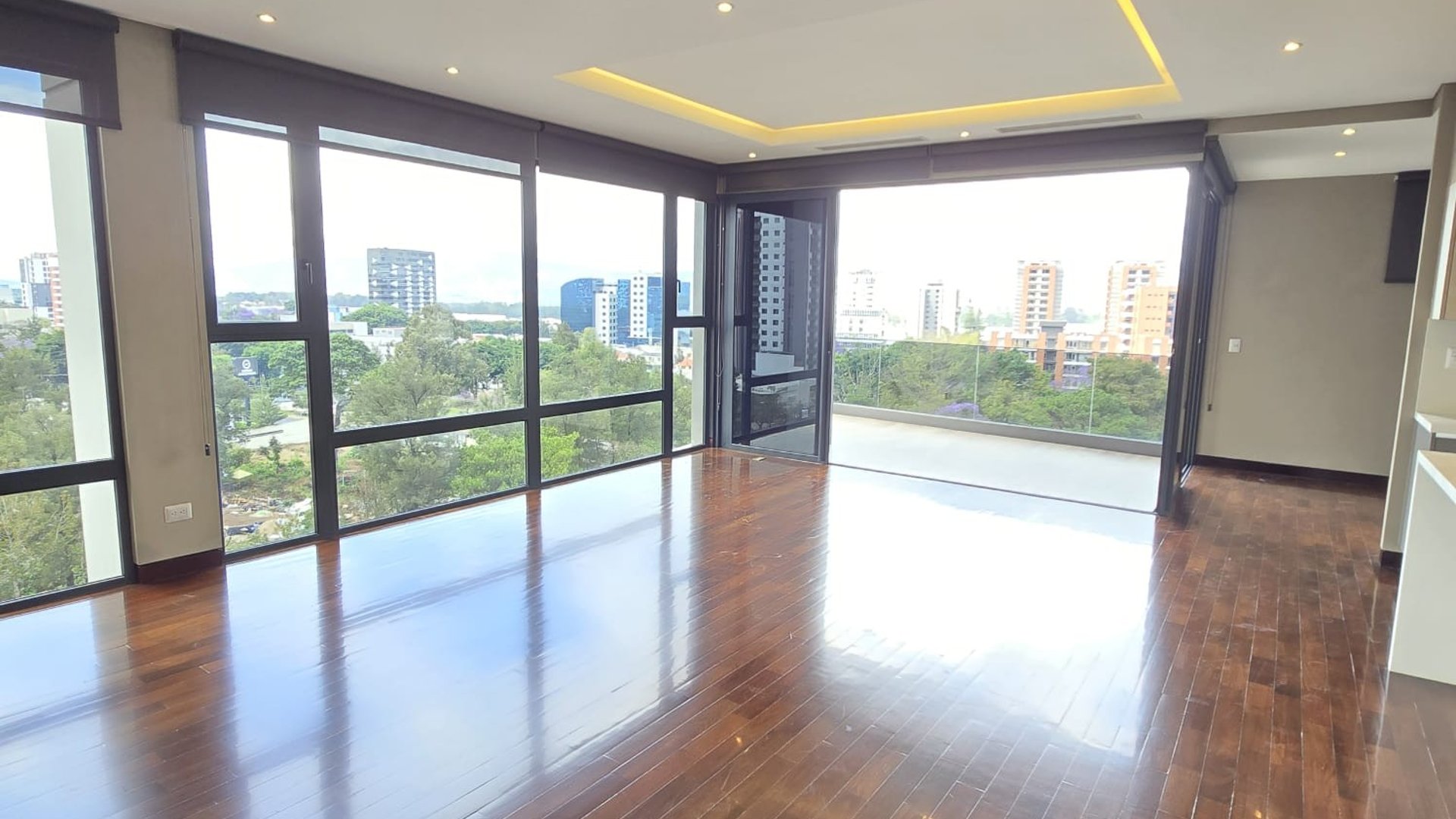 Apartamento en renta zona 14 edificio Santa Inés del Parque 2 habitaciones + 2 parqueos