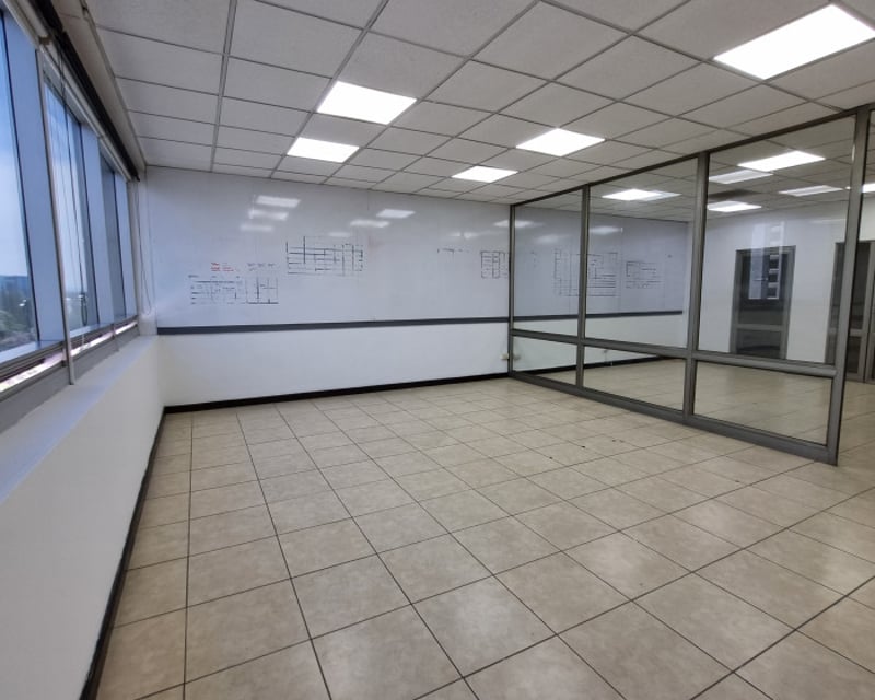 Oficina en alquiler en zona 10 Edificio Dubai Center
