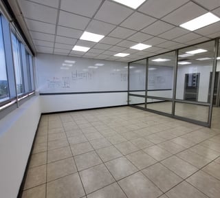 Oficina en alquiler en zona 10 Edificio Dubai Center