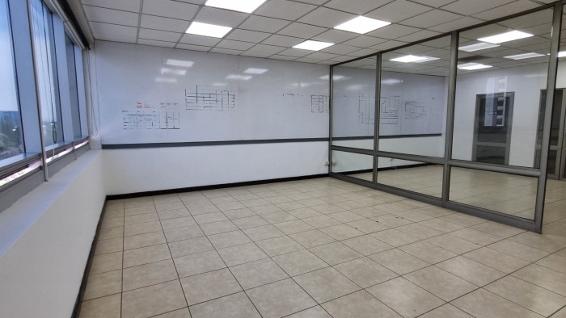 Oficina en alquiler en zona 10 Edificio Dubai Center