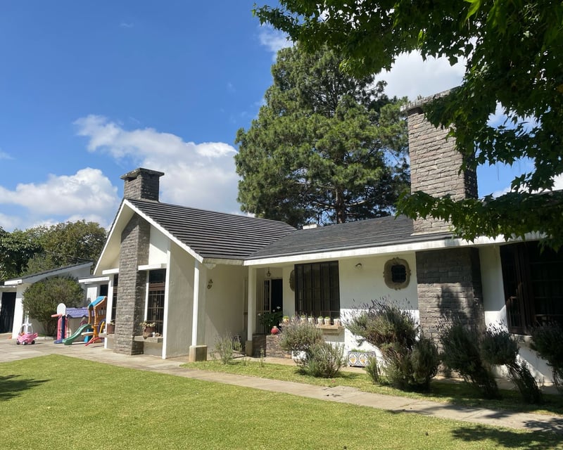 CASA CON EXCELENTE UBICACIÓN EN SAN LUCAS SACATEPEQUEZ