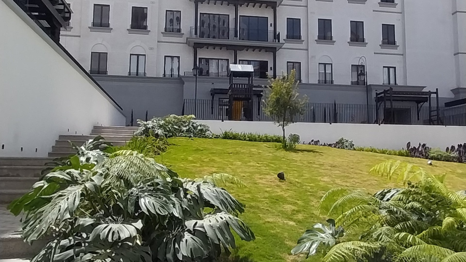 Lujoso Apartamento en Renta con jardín privado en Nogales Cayalá