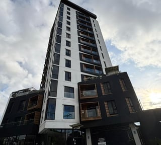 📍 APARTAMENTO EN VENTA – 3 HAB + BALCÓN | EDIFICIO VIRÓ | ZONA 11