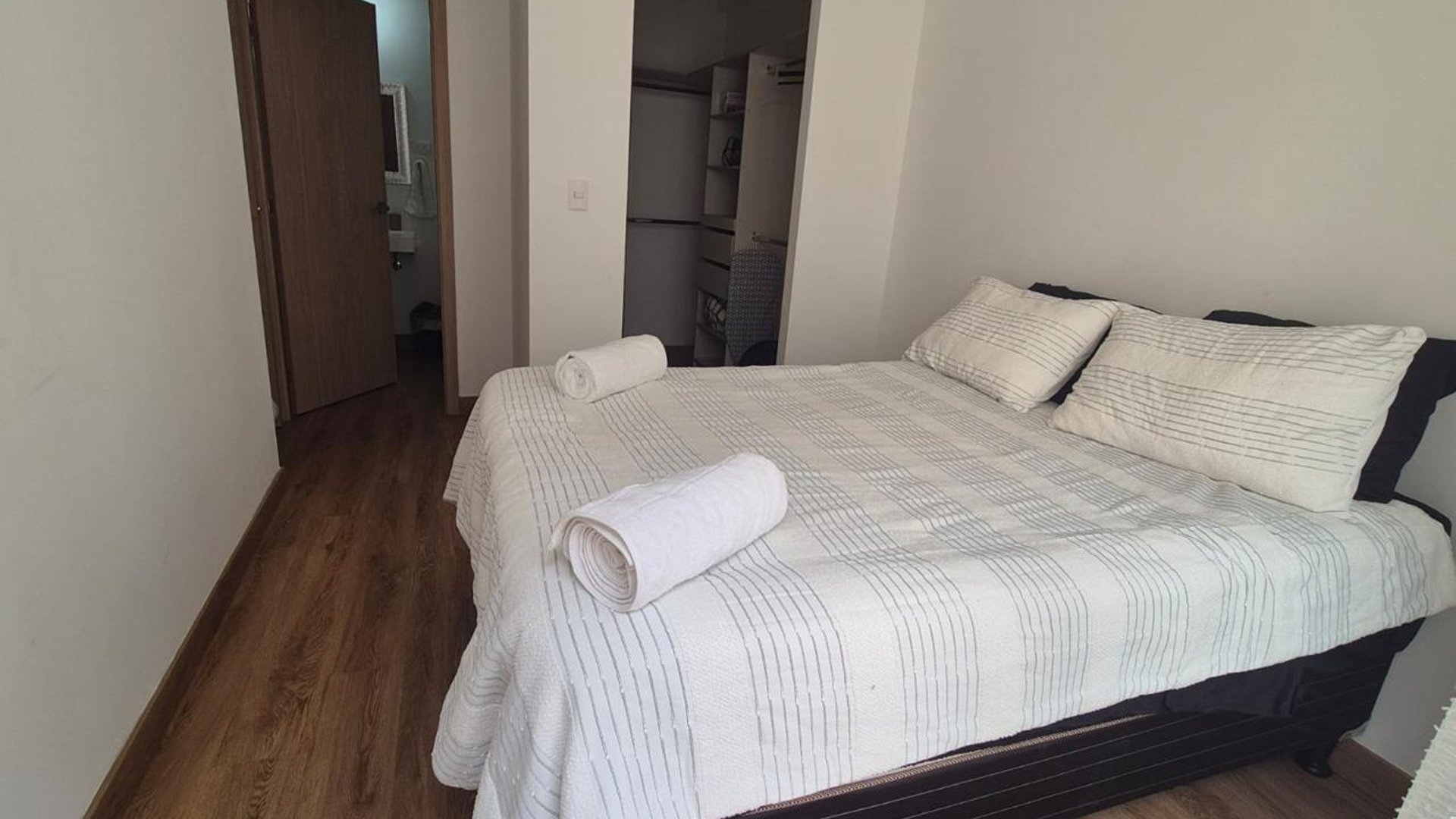 Apartamento equipado en Renta 3 Hab. 2 Baños, Vista Privilegiada - Miniatura 2