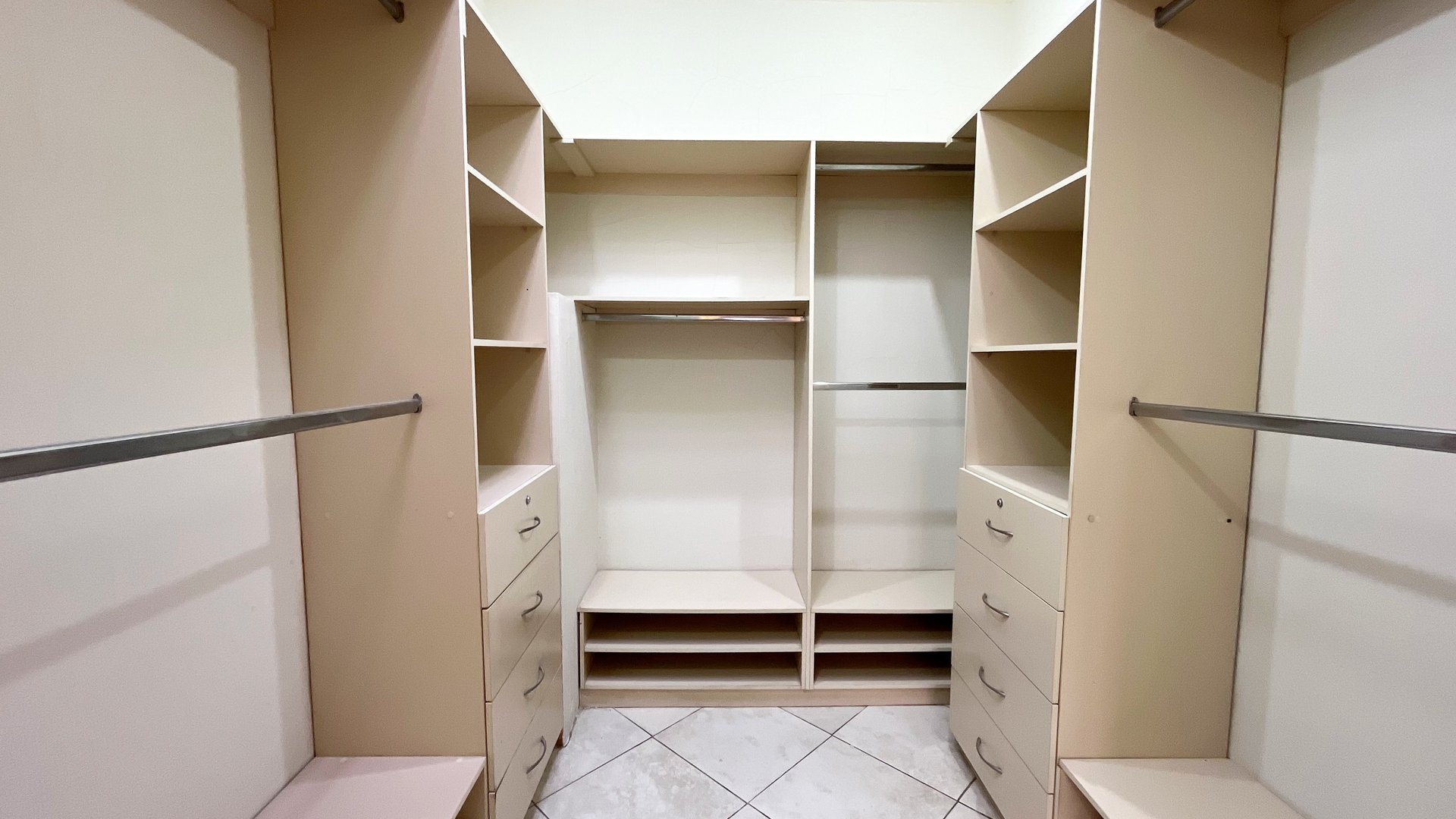 Casa grande en renta en zona 16 Kanajuyu 2 - Miniatura 15
