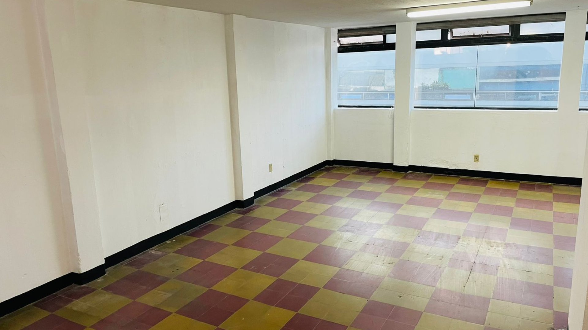 Alquiler de Edificio en Excelente Área Comercial - Zona 05 - Miniatura 2