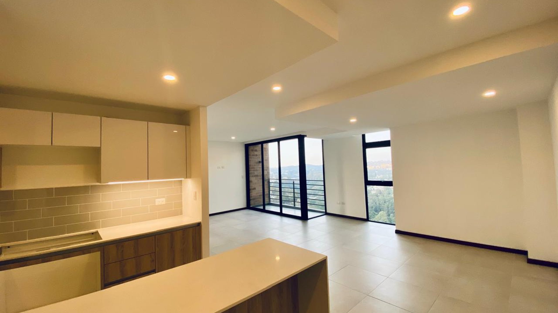 VENTA DE MODERNO APARTAMENTO 2 DORMITORIOS - MIRA, ZONA 10 