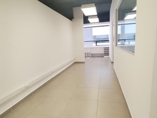 Oficina en renta en Centro Empresarial zona 10 - Image 2