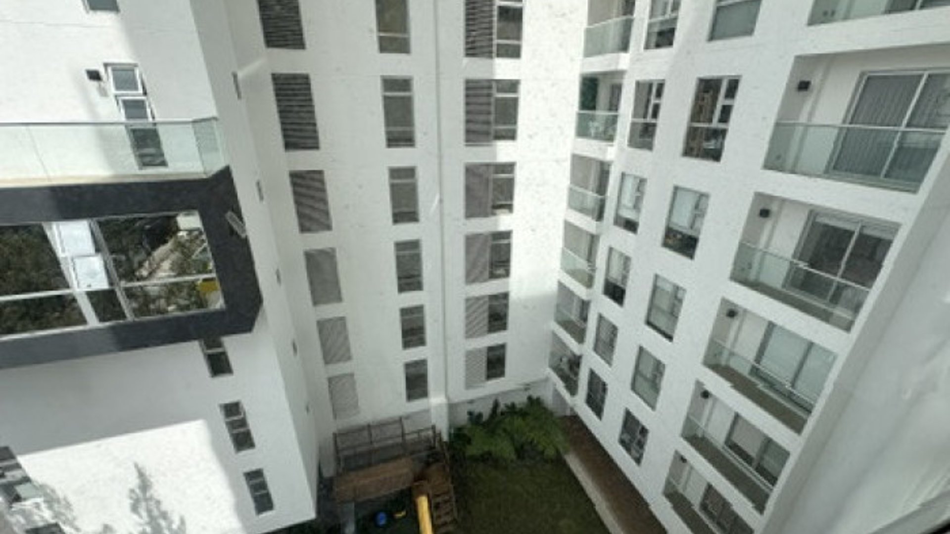 Apartamento en venta en zona 10 - Miniatura 2