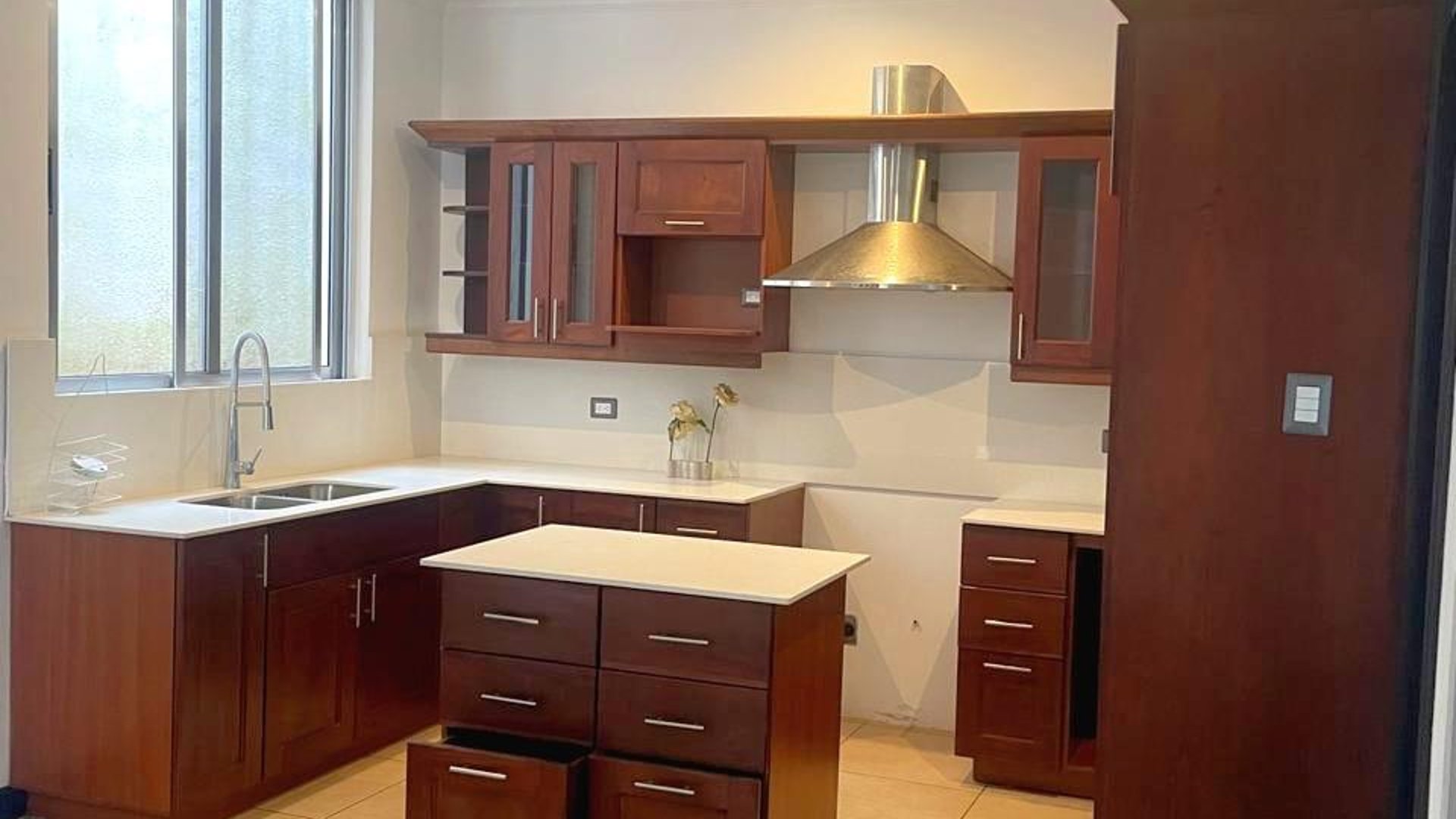 Casa con habitacion de servicio en venta en Km 10.5 CAES Ref-5742