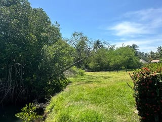 LIKIN TERRENO DE ESQUINA CON CANAL EN VENTA - 4