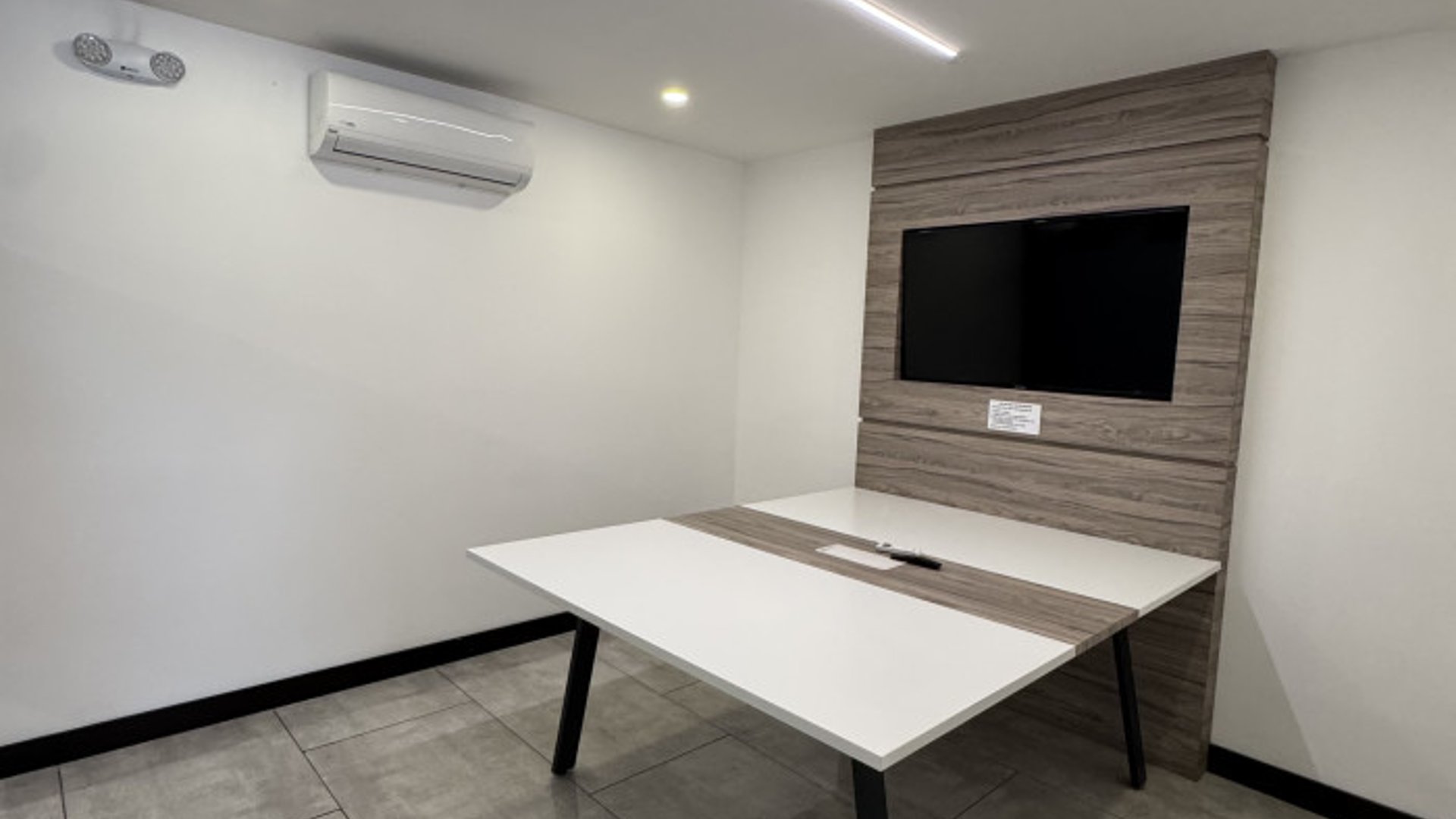 Oficina Comercial en Renta Geminis zona 10 - Miniatura 7