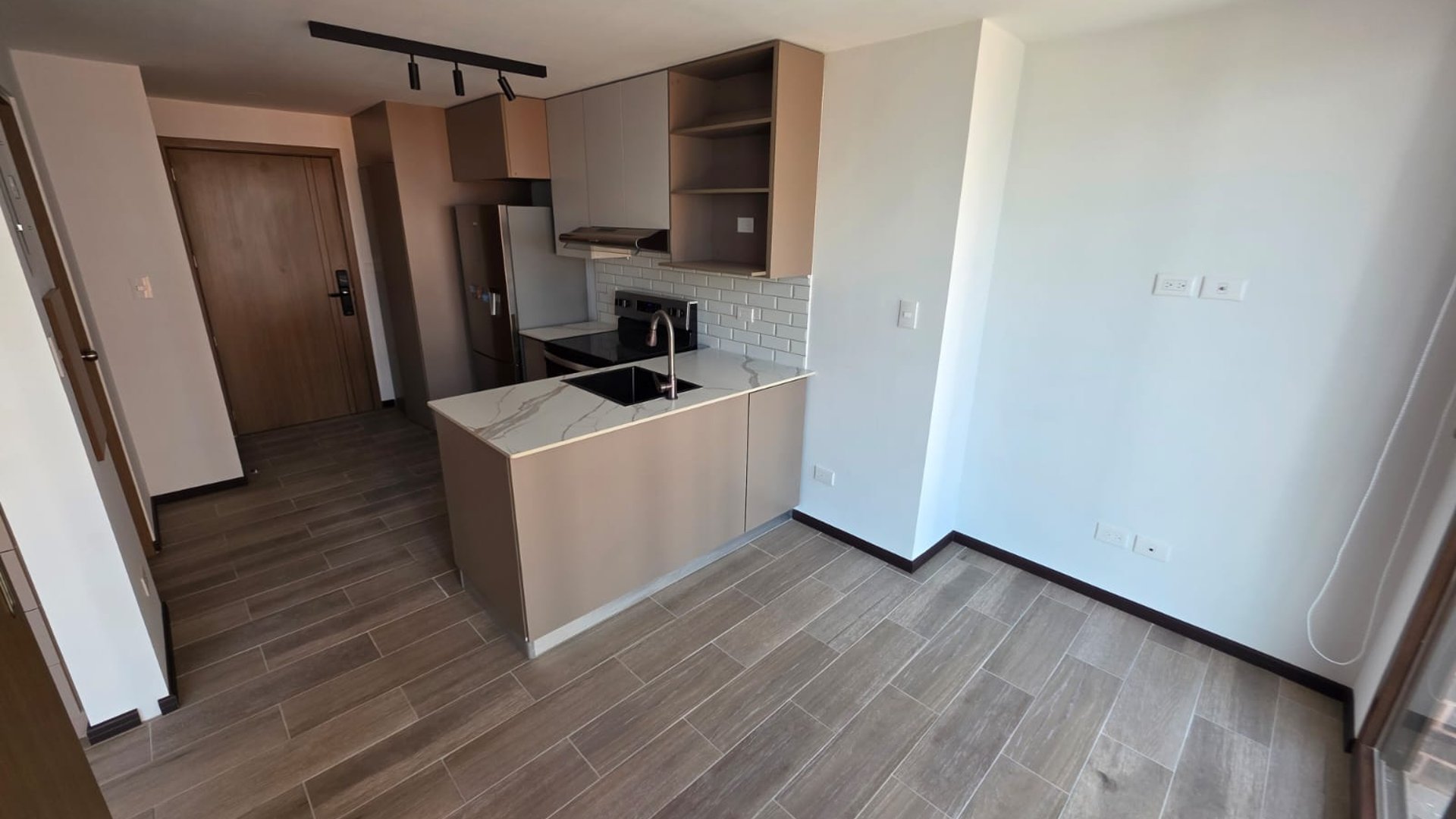 Renta de apartamento con linea blanca - 1 habitacion zona 10 Ref-5759