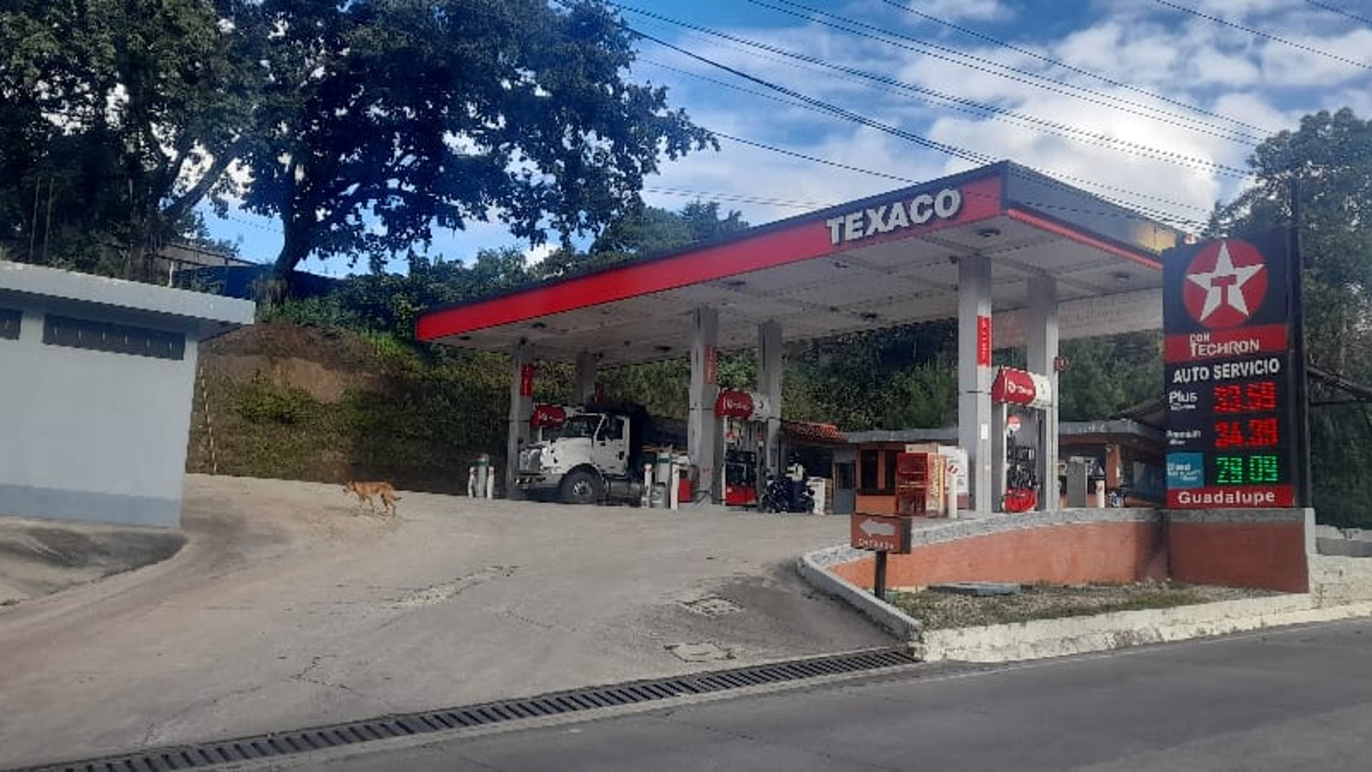 Gasolinera acreditada con 3 terrenos - Miniatura 2