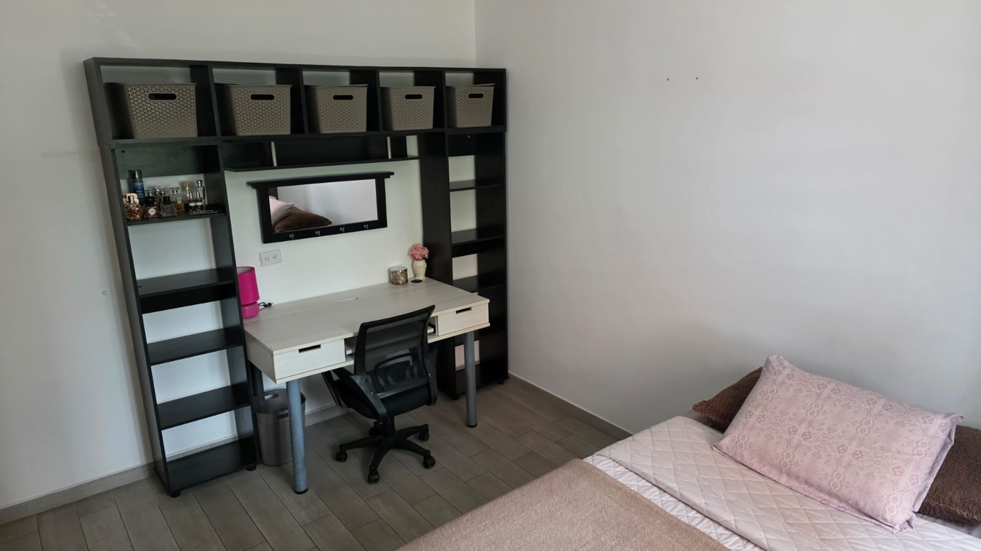 APARTAMENTO REMODELADO EN EL CENTRO DE ZONA 10 - Miniatura 4