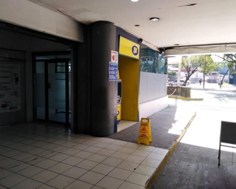 Vendo local con autoservicio en zona 12 centro comercial Gran Portal