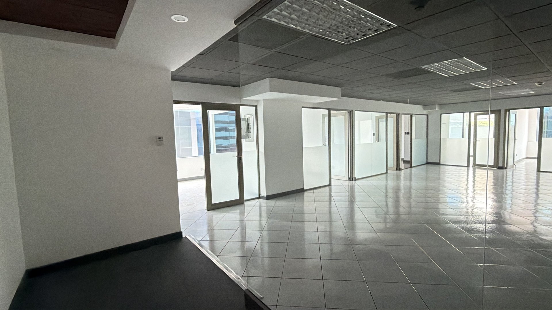 Oficina en Alquiler / Venta Edificio Europlaza, zona 14 - Miniatura 3
