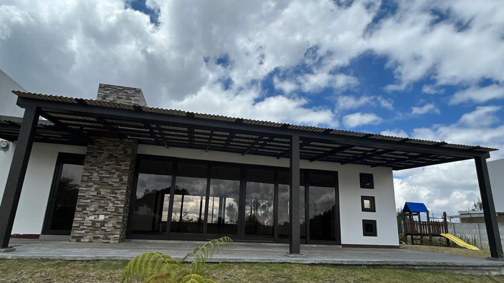 Casa Familiar Zona 16: 3 Hab, 2 Baños, Seguridad 24/7