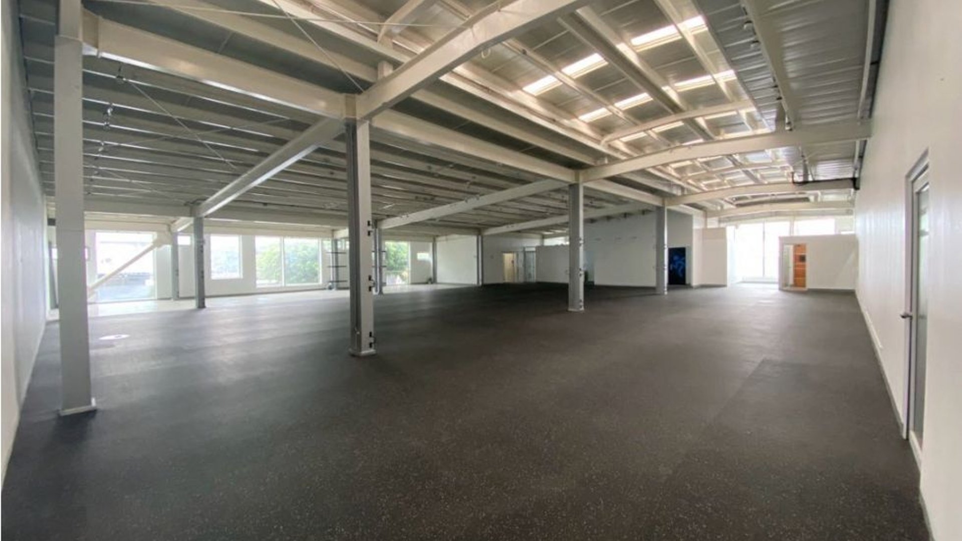 Edificio de oficinas con amplio parqueo en alquiler zona 9