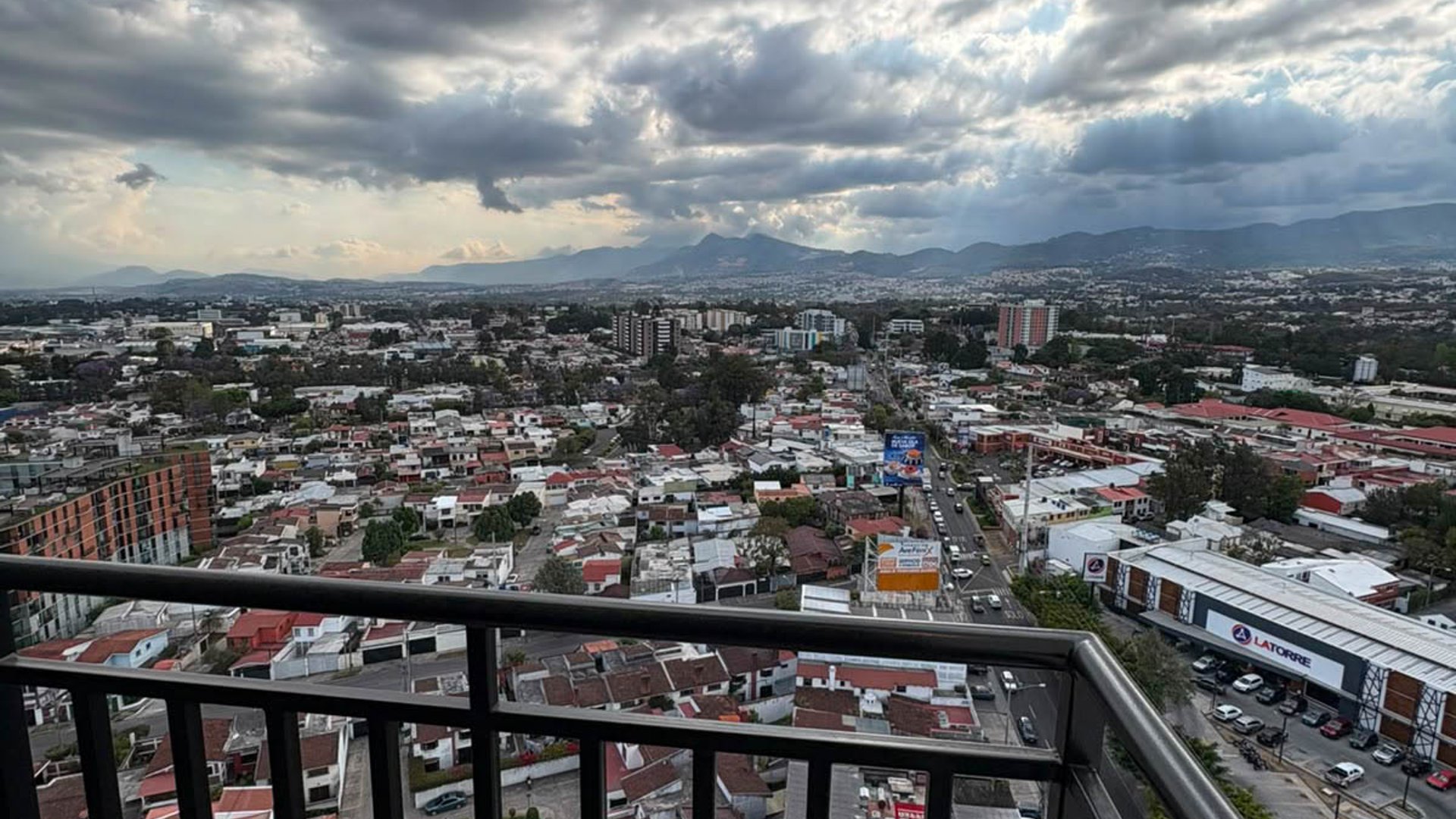 APARTAMENTO EN RENTA EN ZONA 11 MARISCAL - Miniatura 13