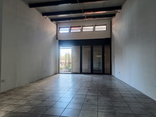Local comercial de 45 m2 en alquiler en Zona 10 - 4