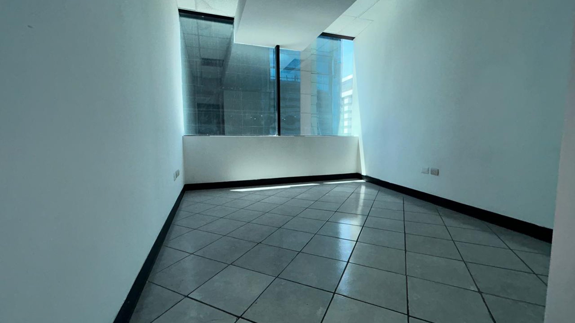 VENTA Oficina Zona 14 Europlaza  - Miniatura 11
