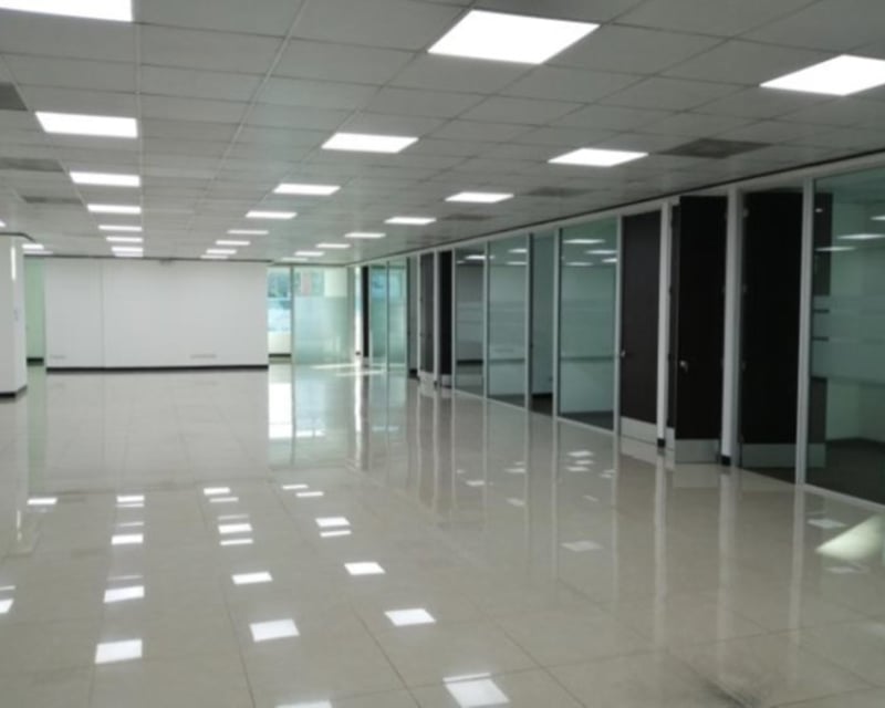 Alquiler Oficina Tabicada en Zona 10 Avenida Reforma