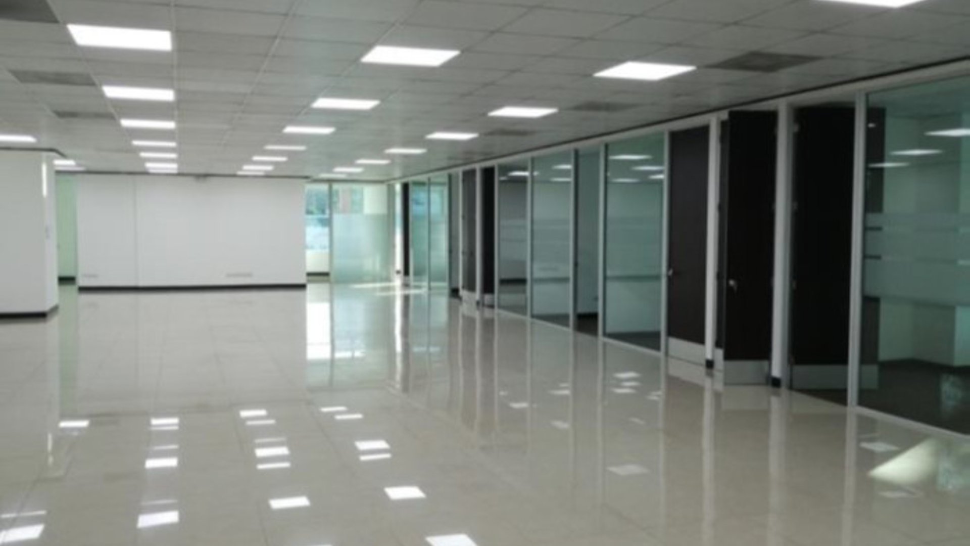 Alquiler Oficina Tabicada en Zona 10 Avenida Reforma - Image 1