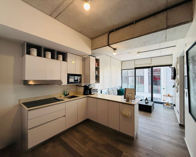 VENTA DE MODERNO APARTAMENTO AMUEBLADO - SHIFT CAYALÁ, ZONA 16