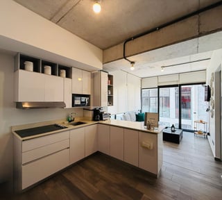VENTA DE MODERNO APARTAMENTO AMUEBLADO - SHIFT CAYALÁ, ZONA 16