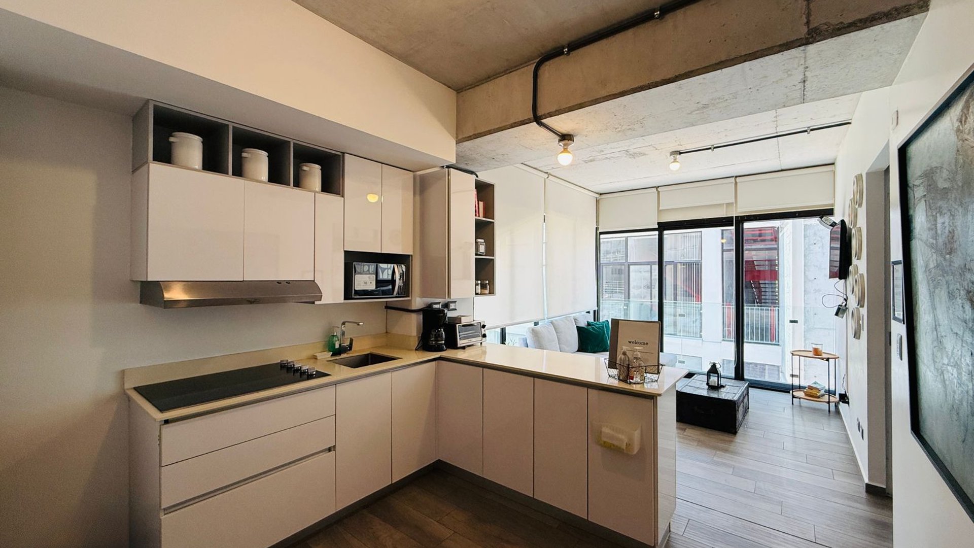 VENTA DE MODERNO APARTAMENTO AMUEBLADO - SHIFT CAYALÁ, ZONA 16