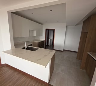 Apartamento en venta con 4 habitaciones y bodega en zona 10 Ref-5306