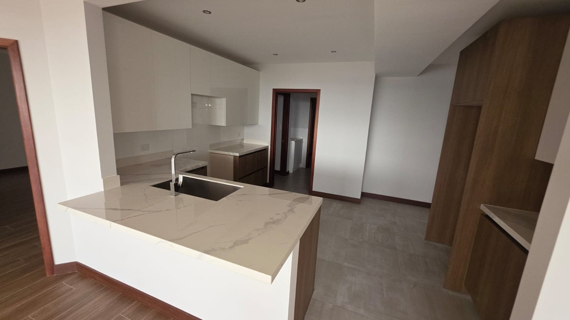 Apartamento en venta con 4 habitaciones y bodega en zona 10 Ref-5306