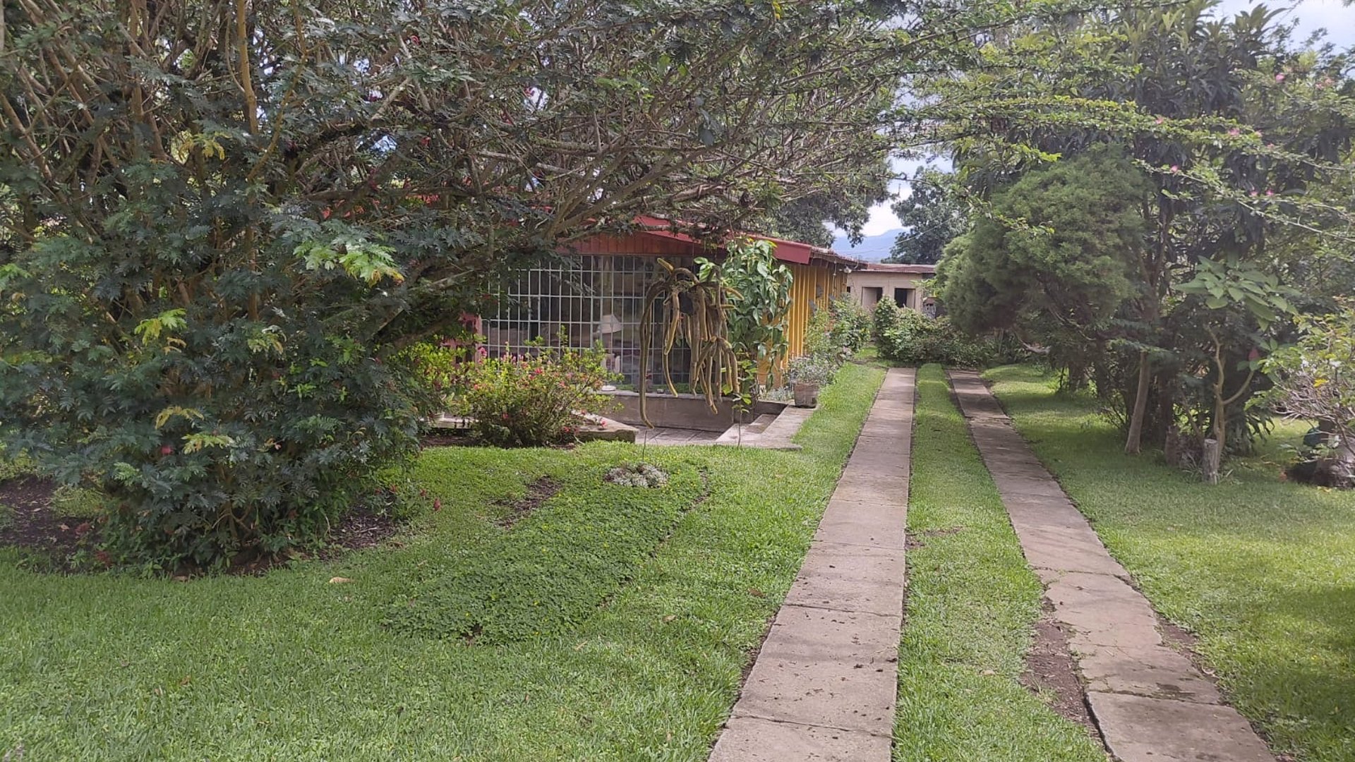 AMPLIA Y ACOGEDORA CASA EN VENTA CON BELLO JARDÍN - Miniatura 15
