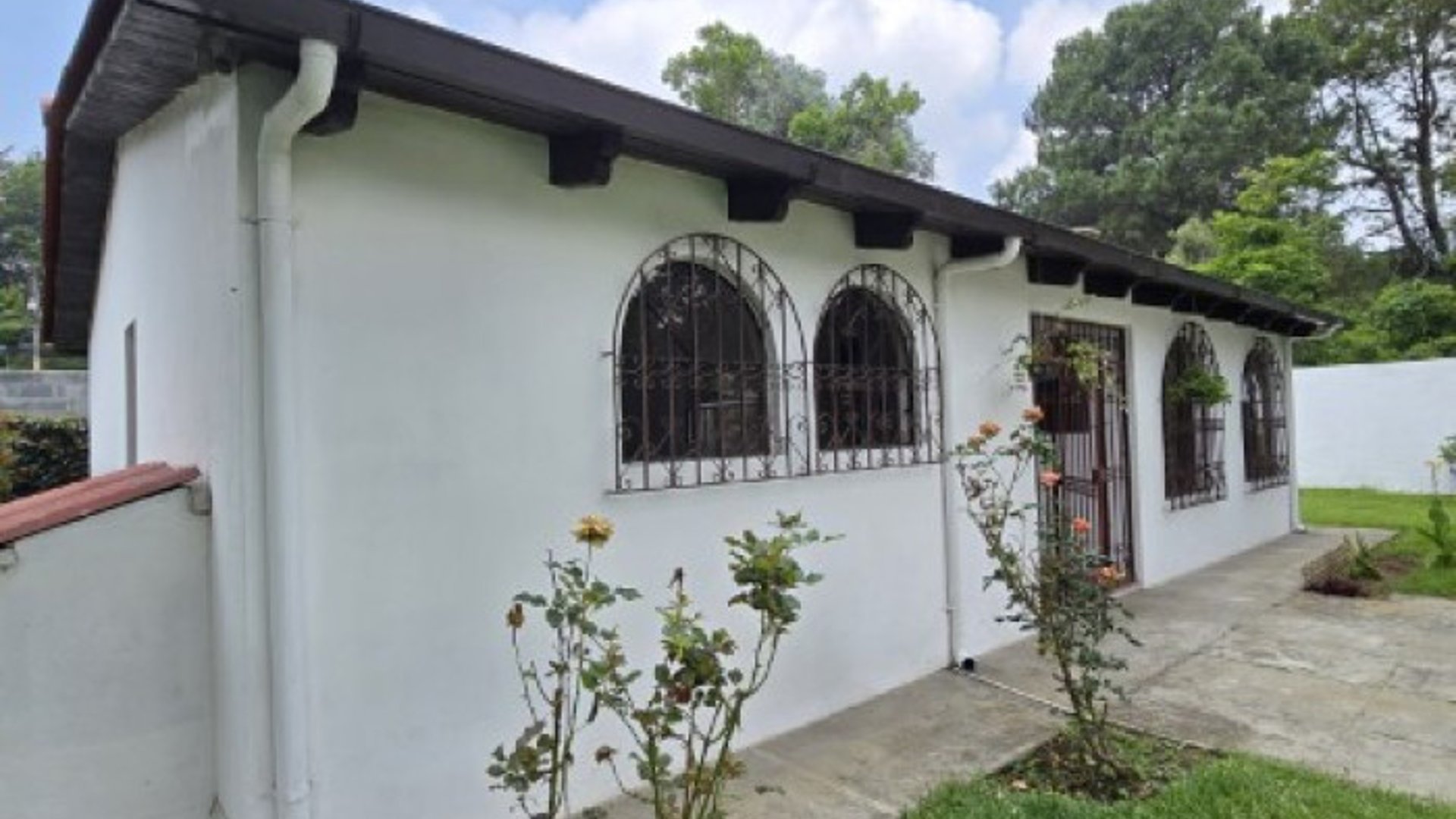 Oficina en Renta San Lucas Sacatepéquez, amplio Parqueo - Miniatura 2