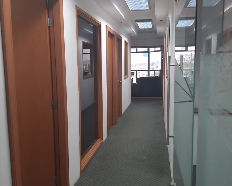 Rento oficina pequeña, ubicada dentro grupo de oficinas, Zona 9