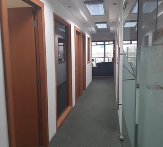  Rento oficina pequeña, ubicada dentro grupo de oficinas, Zona 9