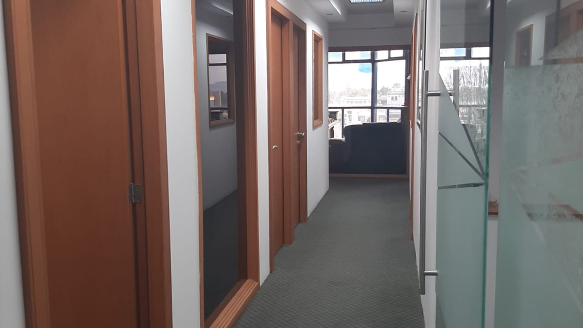  Rento oficina pequeña, ubicada dentro grupo de oficinas, Zona 9